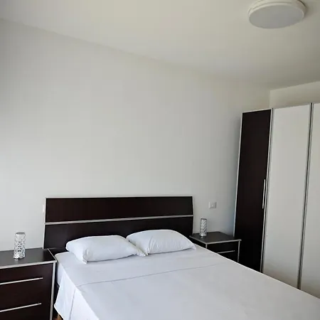 Mali I Robit 2 Golem (Tirana)