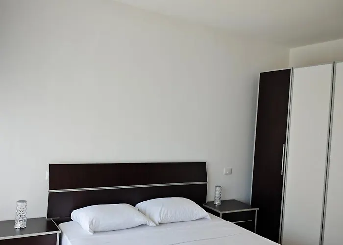 Mali I Robit 2 Golem (Tirana)